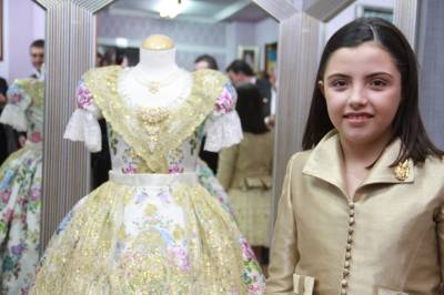 El traje de Carmen Doménech es color blanco ivoire (marfil)