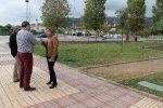 La alcaldesa visita la nueva ubicación del campo de deporte en Benicàssim