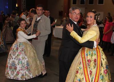 Burriana rinde homenaje a sus reinas falleras