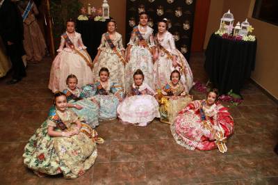 Don Bosco presenta a sus falleras como auténticas estrellas en un programa de televisión