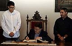 El President de la Generalitat, Ximo Puig, firma el libro de honor del Ayuntamiento de Morella