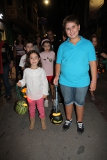 Los niños y niñas de Borriana participan en el taller de fanalets durante las Fiestas de la Misericordia