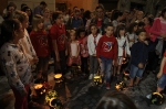 Los niños y niñas de Borriana participan en el taller de fanalets durante las Fiestas de la Misericordia