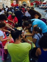 Los niños y niñas de Borriana participan en el taller de fanalets durante las Fiestas de la Misericordia