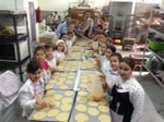 Las reinas de las fiestas visitan la panadería donde se elaboran las coquetas de Sant Antoni