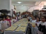 Las reinas de las fiestas visitan la panadería donde se elaboran las coquetas de Sant Antoni