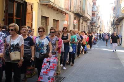 La Reina i Dames de la Vila reparteixen el programa de feste als veïns de Nules