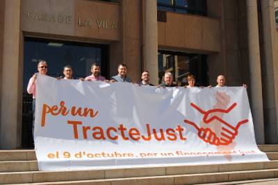 L'Ajuntament ha creat una pancarta amb motiu del 9 d'Octubre per a reclamar un finançament just per a la Comunitat Valenciana