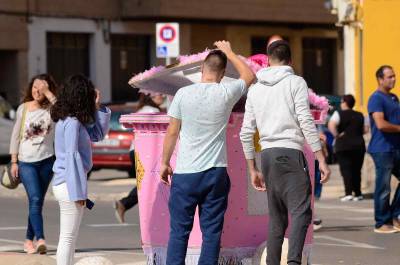 Una intervención urbana sacude a Borriana para fomentar la empatía con las desigualdades