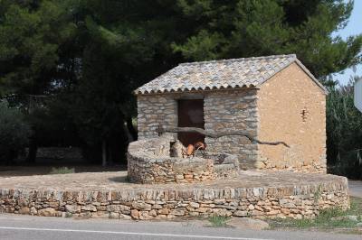 Vall d’Alba repara la caseta junto a la sénia del camino Regall para preservar el patrimonio histórico local