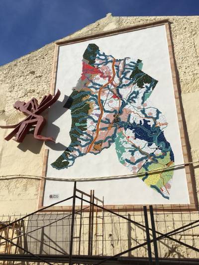 Les Coves de Vinromà instal·la un nou mural de ceràmica que commemora el centenari de La Valltorta
