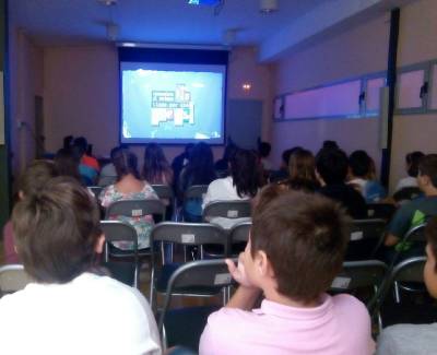 Los estudiantes visitan la expo 'No em toques el watsapp' en Almenara