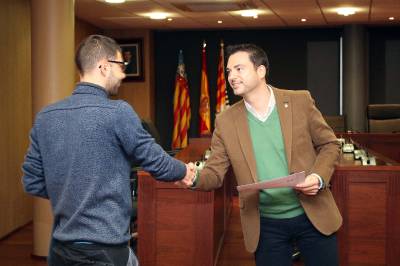 L'alcalde lliura els diplomes dels cursos a la carta que han collit un èxit d'inserció laboral