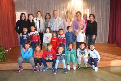 Los niños de la Escola de Nadal participan en el taller de manualidades del Centro Integral de Mayores