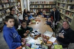 Els més menuts de Vilafamés i els seus pares participen en els jocs del programa 'Viu la biblioteca'