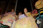 La Falla del Barri de València  logra doblete en la Cavalcada del Ninot  con primer premio en carroza y ninot