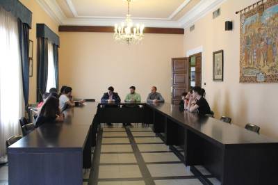 Estudiants de Nules es concentren a la Plaça Major amb motiu de la vaga general educativa