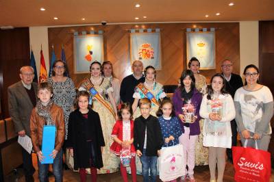 Els xiquets i xiquetes de Borriana reben els premis del Concurs de Dibuix de les Falles 2017