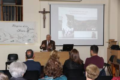 Henri Bouché llenó los salones parroquiales con su charla sobre el fenómeno de las peregrinaciones