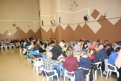 Concurrida cena-baile solidaria en L'Alcora a favor de la ACC