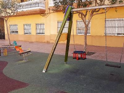 L'Ajuntament de l'Alcora instal·la gronxadors de bebès a les zones infantils dels parcs