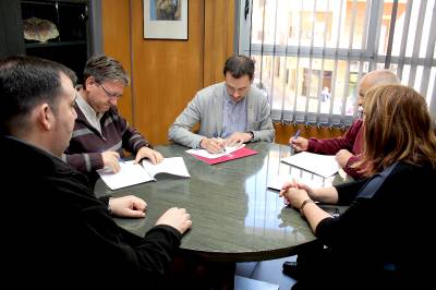 L'Ajuntament singa un conveni de 60.000 euros amb Cáritas per a ajudar les famílies onderes en risc d'exclusió