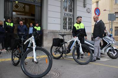 La Policía Local de la Vall d'Uixó patrulla por primera vez con bicicletas eléctricas