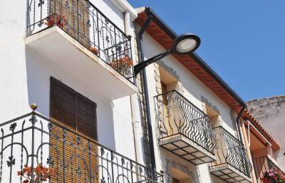 Les Useres continua con la renovación de las farolas del casco urbano y avanza en su política de eficiencia energética