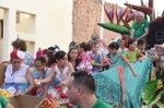 La cabalgata de fiestas llena las calles de Vila-real de colorido y crítica local