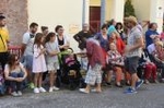 La cabalgata de fiestas llena las calles de Vila-real de colorido y crítica local