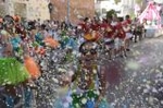 La cabalgata de fiestas llena las calles de Vila-real de colorido y crítica local