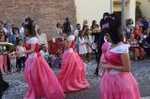 La cabalgata de fiestas llena las calles de Vila-real de colorido y crítica local