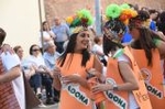 La cabalgata de fiestas llena las calles de Vila-real de colorido y crítica local