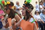 La cabalgata de fiestas llena las calles de Vila-real de colorido y crítica local