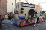 La cabalgata de fiestas llena las calles de Vila-real de colorido y crítica local