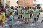 La cabalgata de fiestas llena las calles de Vila-real de colorido y crítica local