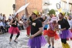 La cabalgata de fiestas llena las calles de Vila-real de colorido y crítica local