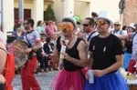 La cabalgata de fiestas llena las calles de Vila-real de colorido y crítica local