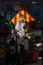 La cabalgata de fiestas llena las calles de Vila-real de colorido y crítica local