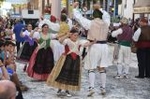 La cabalgata de fiestas llena las calles de Vila-real de colorido y crítica local