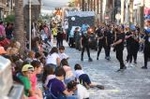 La cabalgata de fiestas llena las calles de Vila-real de colorido y crítica local