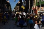 La cabalgata de fiestas llena las calles de Vila-real de colorido y crítica local