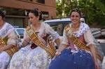 La cabalgata de fiestas llena las calles de Vila-real de colorido y crítica local