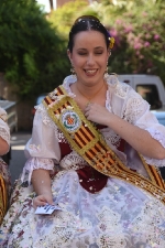 La cabalgata de fiestas llena las calles de Vila-real de colorido y crítica local