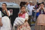 La cabalgata de fiestas llena las calles de Vila-real de colorido y crítica local