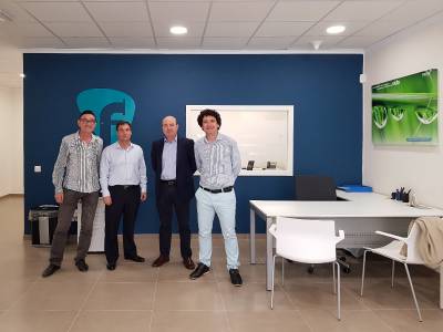 El alcalde visita las nuevas oficinas de la empresa adjudicataria de las aguas potables de la localidad