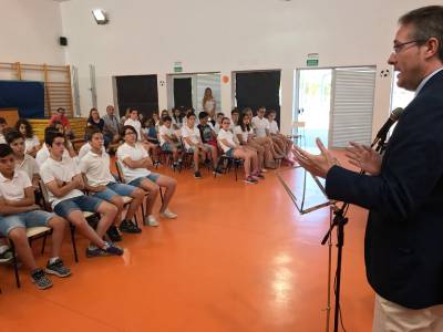 David Barelles entrega el carnet de Ciberexpert@s a medio centenar de niños del colegio José Soriano de Vila-real tras haber participado en un curso de formación con la Policía Nacional para aprender a protegerse de las redes sociales e internet