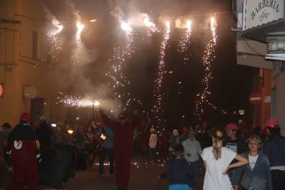 La hoguera y el correfoc iluminan la Nit de Sant Joan en Les Alqueries