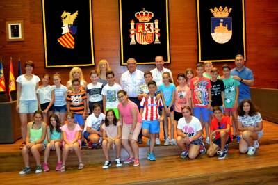 Albert recibe a un grupo de escolares de Oropesa (Toledo) que están de excursión en Oropesa del Mar