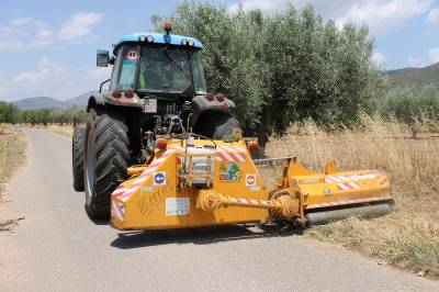 Vall d’Alba limpia una quincena de caminos rurales